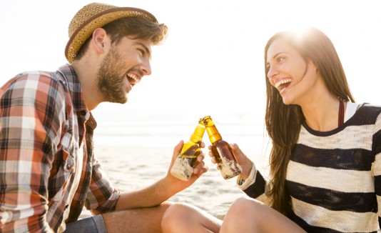 Pareja bebiendo cerveza