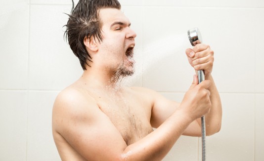 Hombre en la ducha