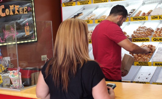 En plena crisis económica, Lourdes Ortiz y Juan Méndez hallaron estabilidad financiera en el dulce sabor de la dona.