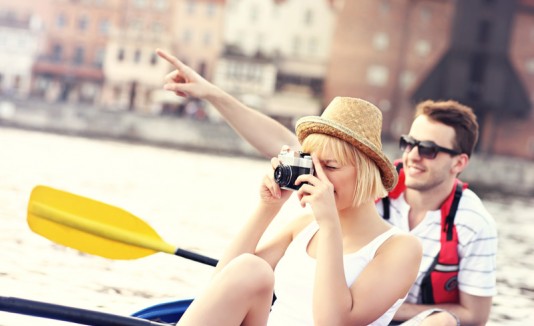 Pareja tomando fotos en un viaje.
