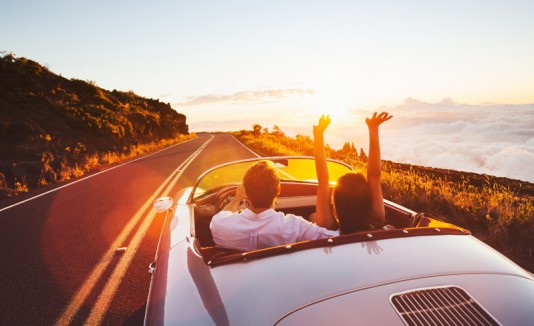 Pareja en un carro feliz