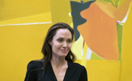 La actriz Angelina Jolie reveló que durante la postproducción de su película “By the Sea” (2015) decubrieron que tenía cáncer de ovario. Entonces optó por una intervención quirúrgica en la que le extirparon los ovarios y las trompas de falopio. En 2013, J