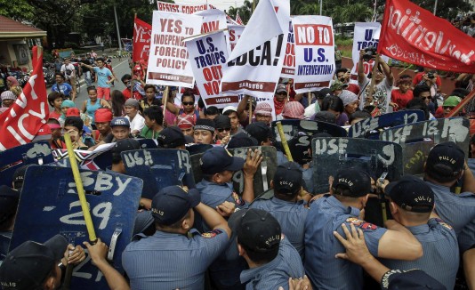 Decenas de personas resultaron heridas durante protesta en Manila.