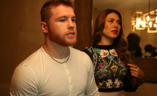 Saúl “Canelo” Álvarez a su llegada a la actividad.