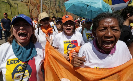 Mujeres marchan para exigir revocatorio contra Maduro