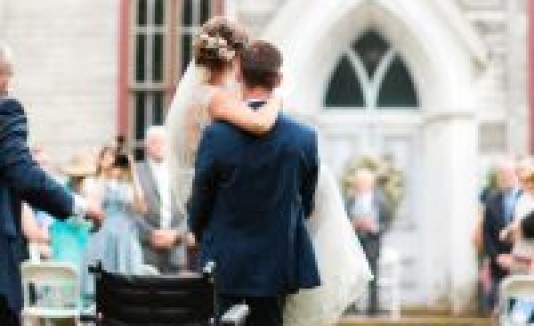 Novio carga a su futura esposa