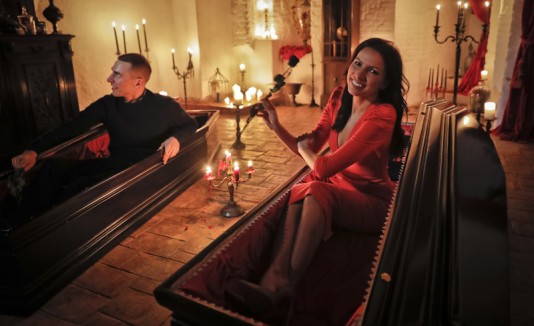 Hermanos duermen en Castillo de Drácula