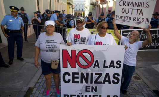 Protestan frente a la Fortaleza contra el depósito de cenizas
