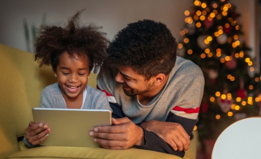 Padre e hija utilizando tecnología