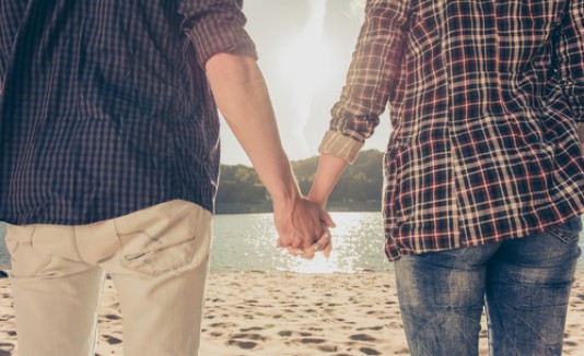 Pareja agarrada de mano, amor