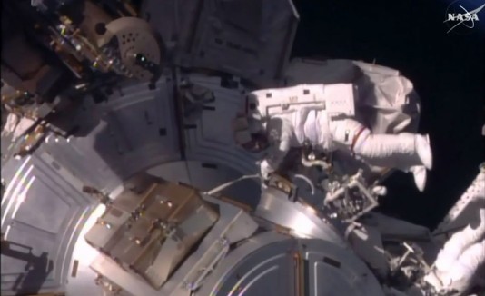 Astronautas fuera de la estación
