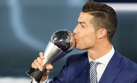 Cristiano Ronaldo gana premio de la FIFA