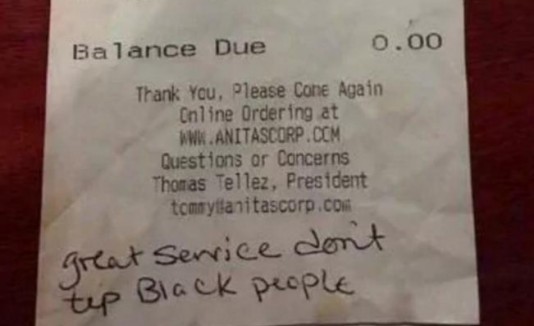 Dejan mensaje racista a mesera en Virginia