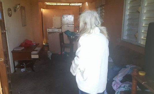 Oficial ayuda a anciana de escasos recursos