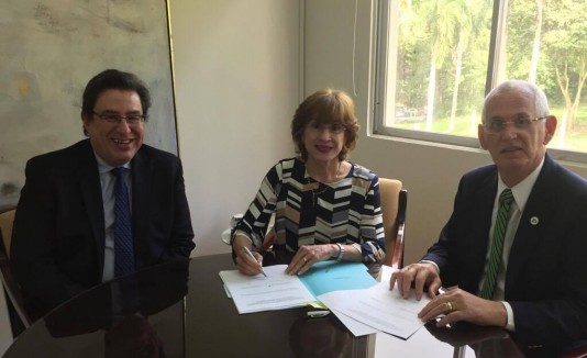 Rector UPR Cayey Mario Medina Cabán, presidenta UPR Celeste Freytes y rector RUM John Fernández Van Cleve