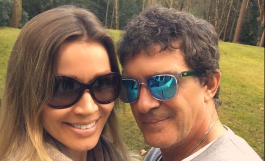 Antonio Banderas junto a su pareja Nocole Kimpel