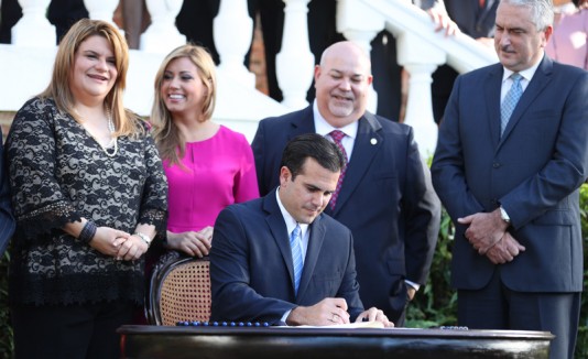 Rosselló firma el proyecto 51