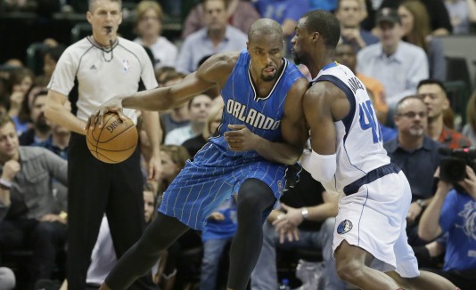 Serge Ibaka y Harrison Barnes