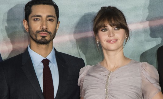 Riz Ahmed y Felicity Jones