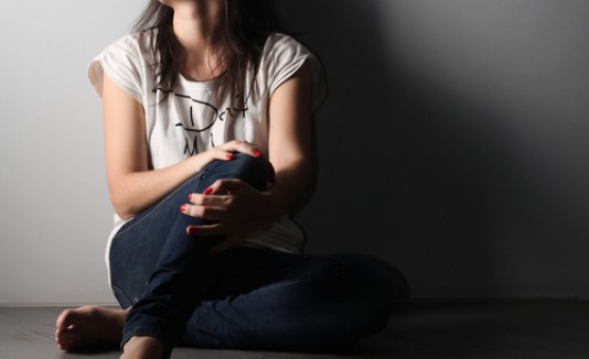 Mujer sola, depresión, miedo, fobia