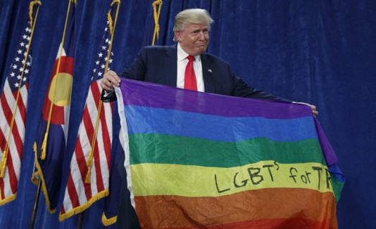 Trump con bandera gay
