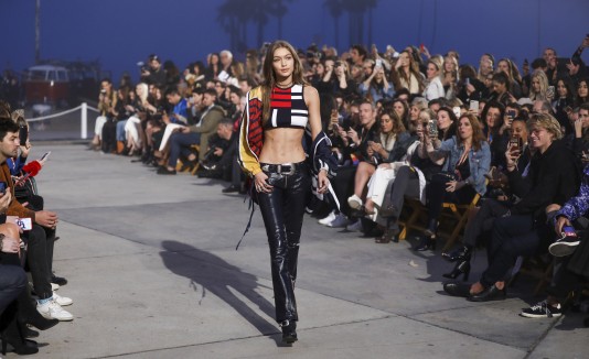 Gigi Hadid modela vestimenta de Tommy Hilfiger