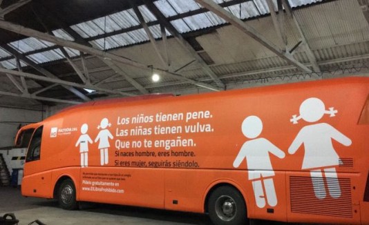 Autobús con mensaje transfóbico
