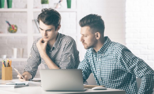 Jóvenes frente a una computadora, estudiantes, universitarios