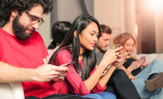 Amigos, personas usando celulares, redes sociales