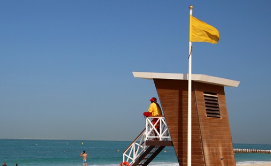 Playa con bandera amarilla