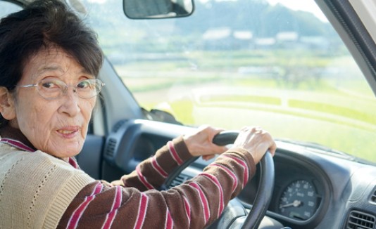Mujer japonesa conduciendo