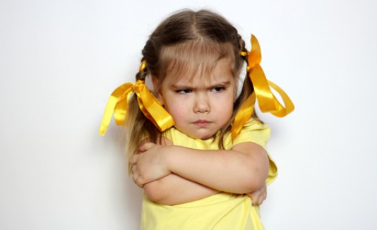 Niña molesta