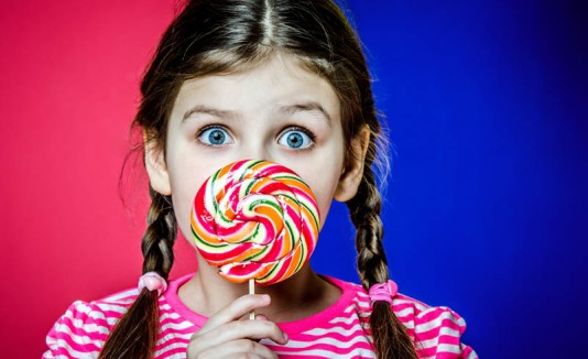 Niña comiendo paleta