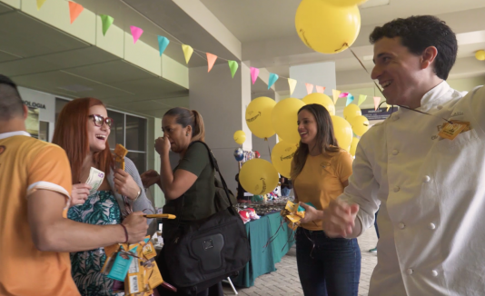 Boricuas sonríen con chocolate en el Día Internacional de la Felicidad