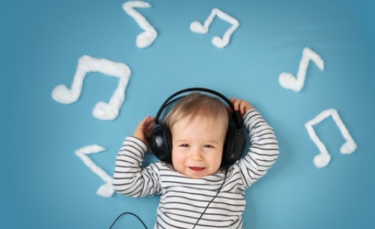 Bebé escuchando música