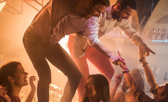 Bailando en un bar