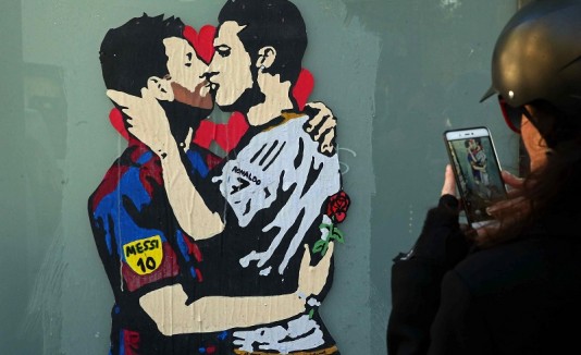 Grafiti Beso de Messi y Cristiano Ronaldo