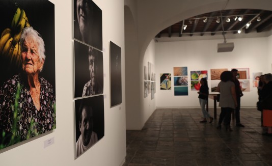 La exibición “Photofinish” comprende 125piezas fotográficasde 77 estudiantes.
