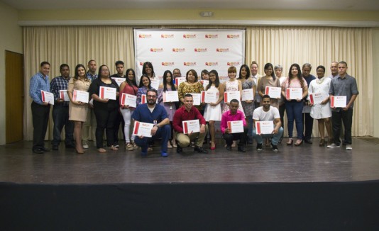 Otorgan becas a universitarios destacados