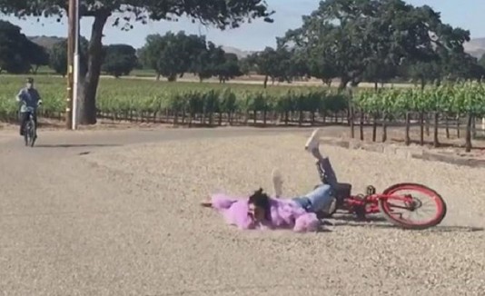 Kloe se cae de la bicicleta