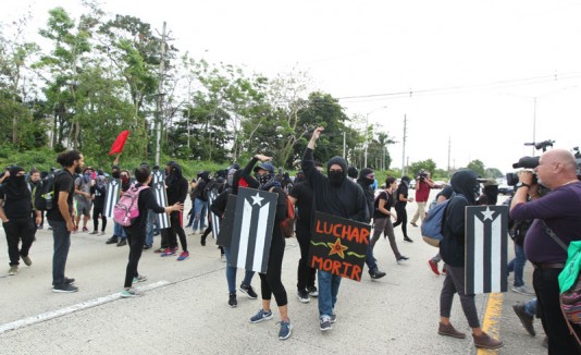 Estudiantes bloquean la avenida Piñero