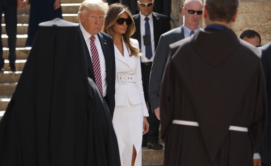 Melania niega la mano