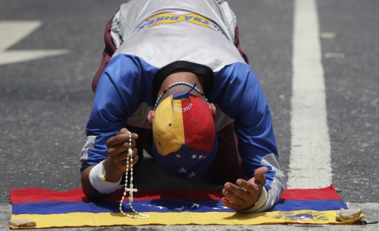 Las protestas, que iniciaron hace dos meses, han dejado 60 muertos y más de 1,000 heridos.