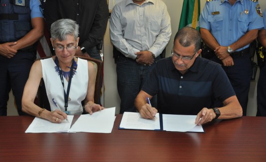 Municipio de Toa Baja firma acuerdo con la Policía