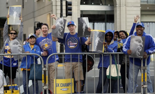 Fanaticada de los Warriors celebra el campeonato