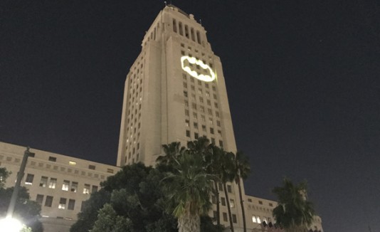 Prenden la batiseñal en Los Ángeles en honor a Adam West