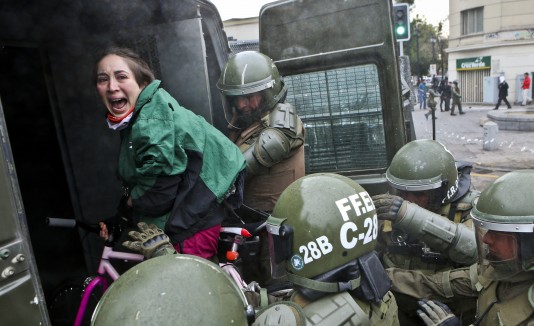 Durante la manifestación hubo encontronazos con la Policía cuando los estudiantes marcharon en los carriles que no se les había asignado.