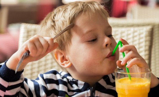 Niño bebiendo jugo