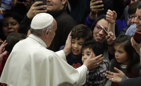 El papa con niños