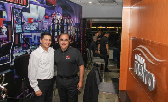 La suite está ambientada con elementos de casino y tiene una capacidad para 30 personas.